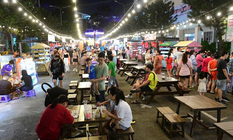 Phan Xich Long Food Street, a dining paradise for young people in Saigon 5