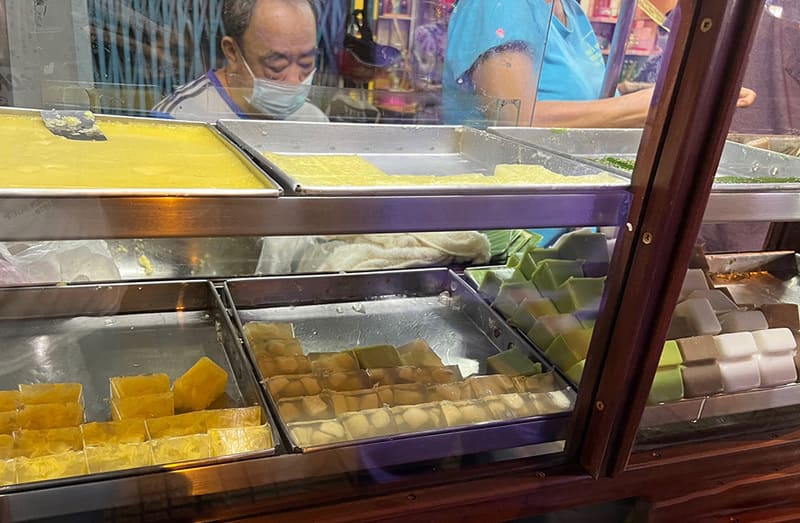 Fragrant sticky rice grains at the famous sticky rice shop Cadé Tran Phu in Saigon 2