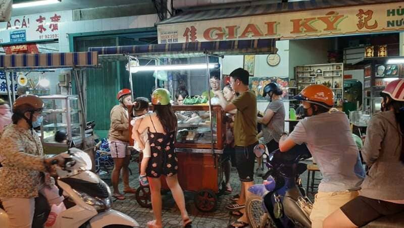 Fragrant sticky rice grains at the famous sticky rice shop Cadé Tran Phu in Saigon 4
