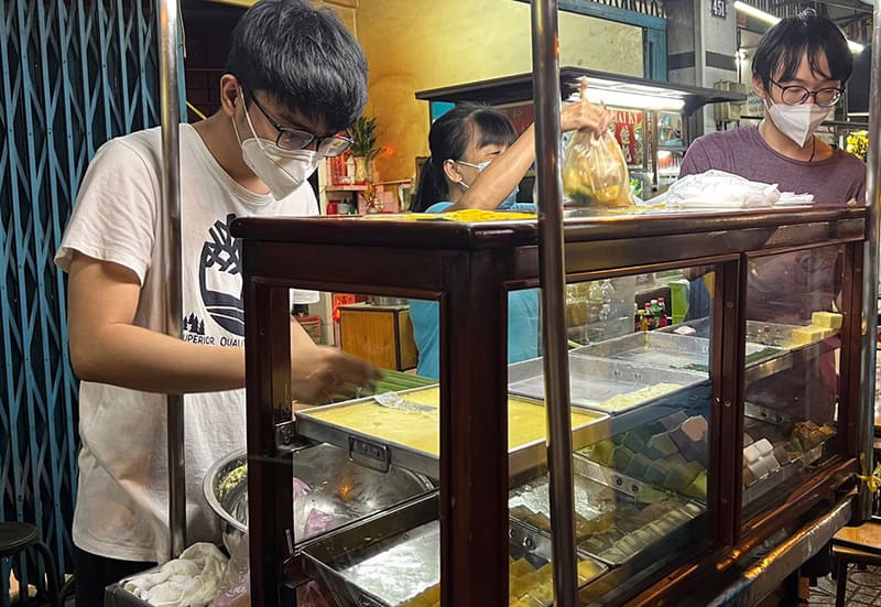 Fragrant sticky rice seeds at the famous sticky rice shop Cadé Tran Phu in Saigon 5