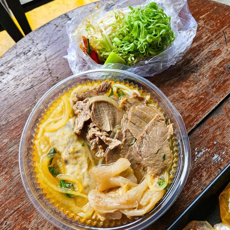 Bun bo Hue 14B with rich central Vietnamese flavor, Michelin-class in Saigon 6