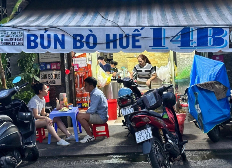 Bun bo Hue 14B with rich central Vietnamese flavor, Michelin-class in Saigon 4