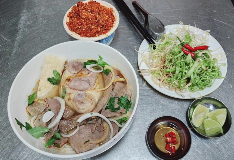 Bun bo Hue 14B with rich central Vietnamese flavor, Michelin-class in Saigon 5