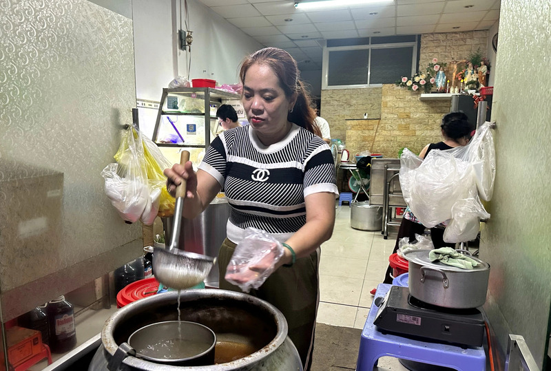 Bun bo Hue 14B with rich central Vietnamese flavor, Michelin-class in Saigon 3