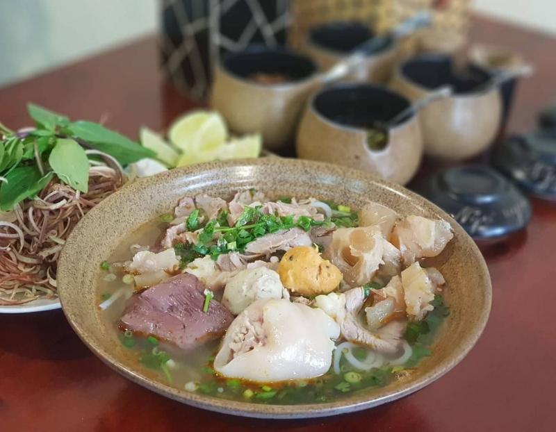10+ delicious, well-prepared and crowded Hue beef noodle shops in Hanoi 2