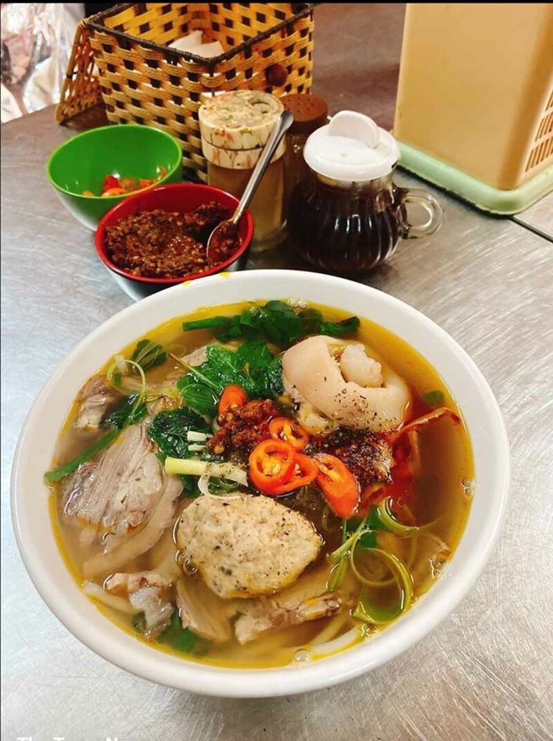 10+ delicious, well-prepared and crowded Hue beef noodle shops in Hanoi 13