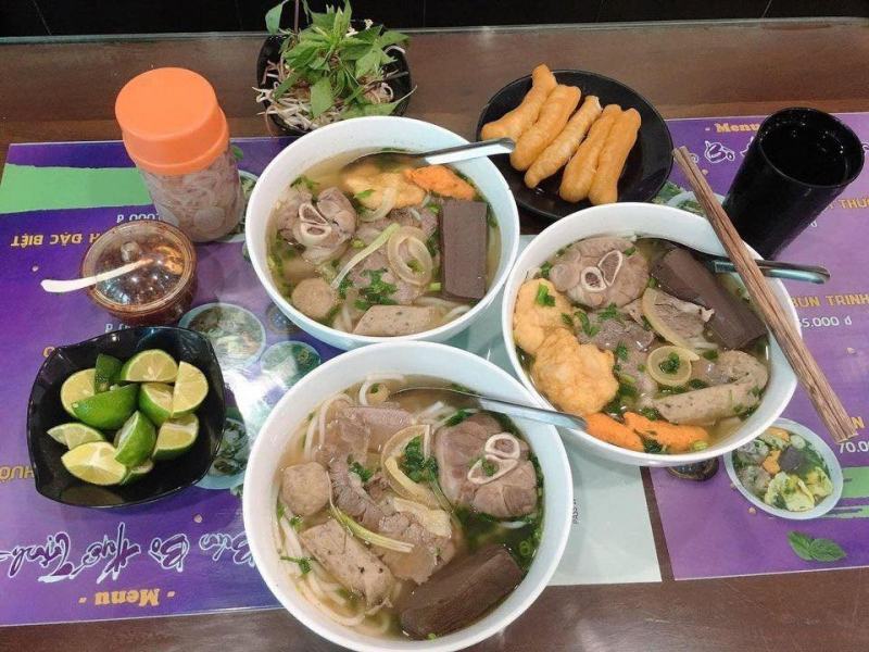 10+ delicious, well-prepared and crowded Hue beef noodle shops in Hanoi 3
