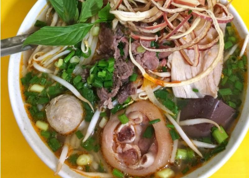 10+ delicious, well-prepared and crowded Hue beef noodle shops in Hanoi 4