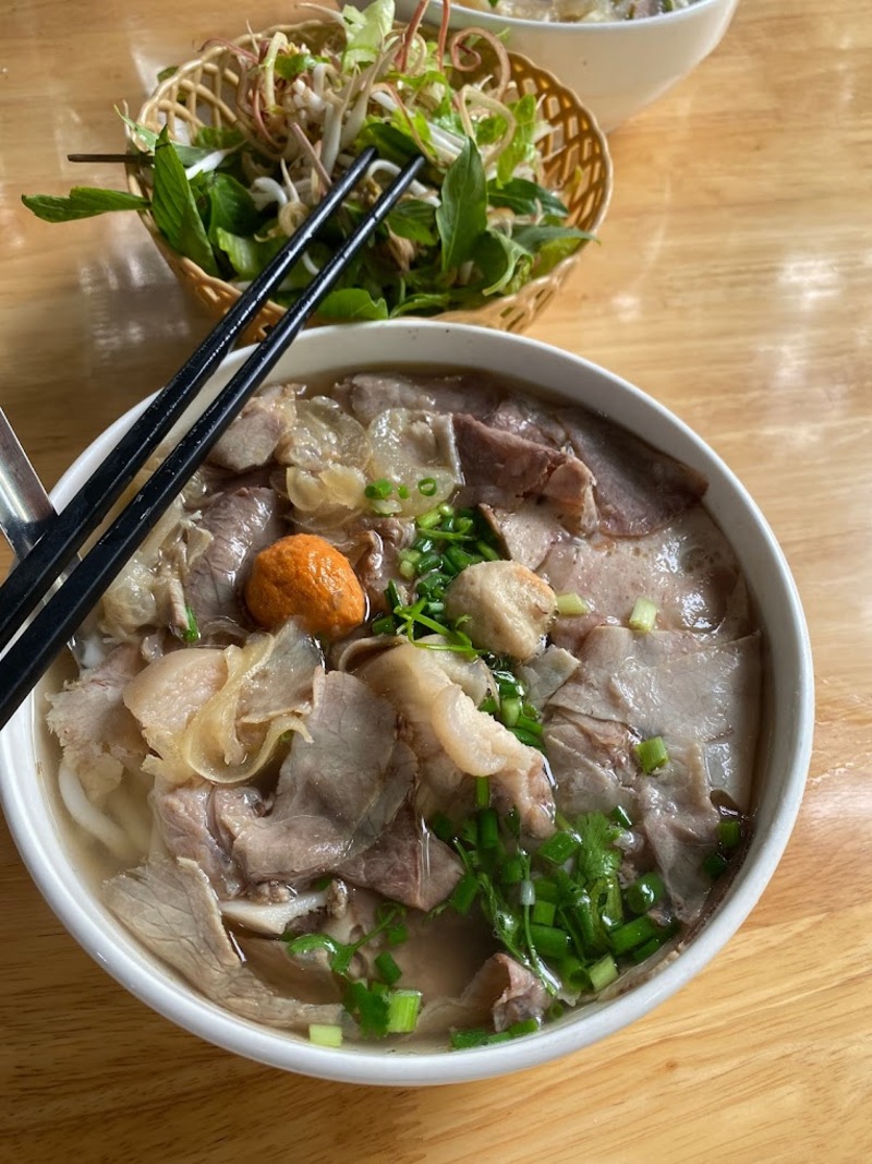 10+ delicious, well-prepared and crowded Hue beef noodle shops in Hanoi 6