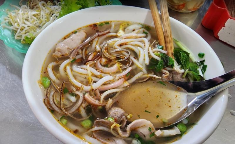 10+ delicious, well-prepared and crowded Hue beef noodle shops in Hanoi 8