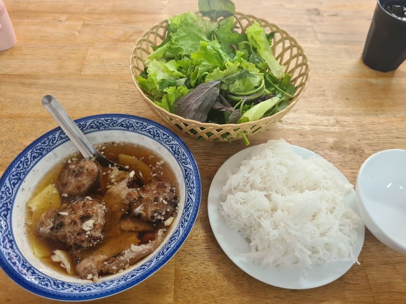If you crave bun cha in District 7, save these 9 restaurants immediately.