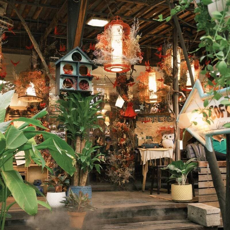 Go to Binh Thanh football cafe with top 3 cool cafes