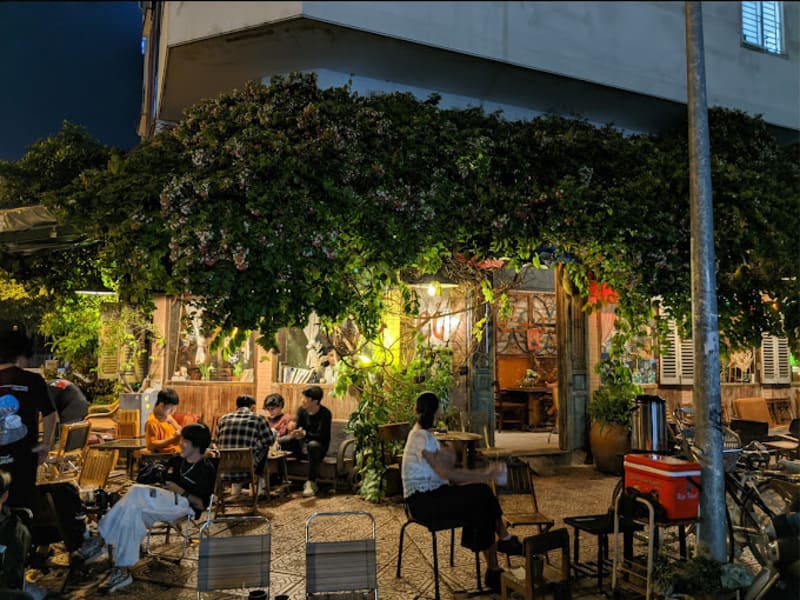Go to Binh Thanh football cafe with top 5 cool cafes