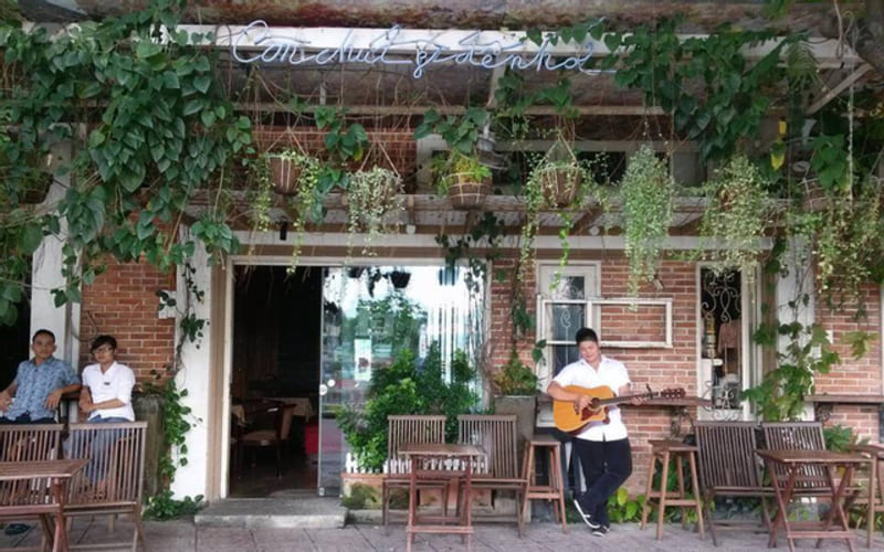 The vibrant world at famous District 1 football cafes 3