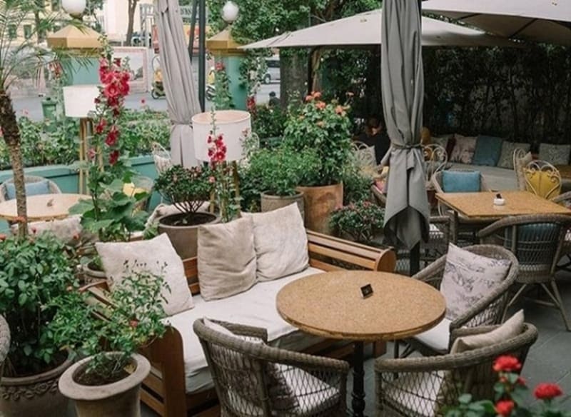 The vibrant world at famous District 1 football cafes 4