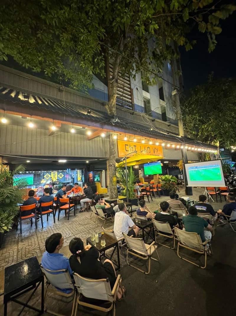 Top vibrant and passionate football cafes in District 10 4