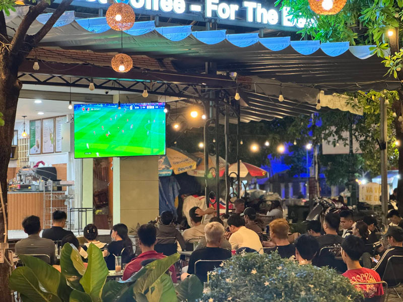 Top vibrant and passionate football cafes in District 10 2
