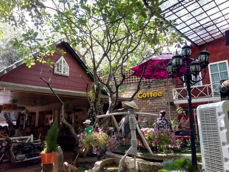 Top 6 football cafes in District 12 to watch top matches 7