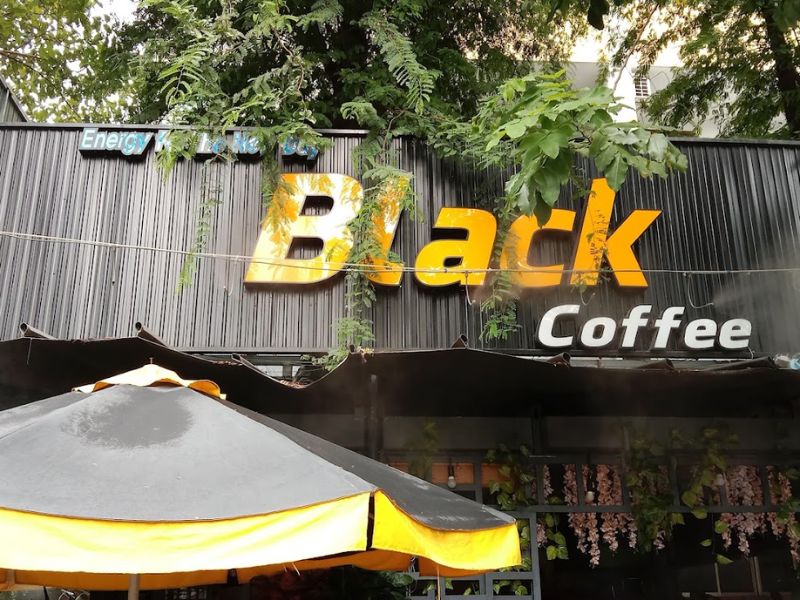 Top 6 extremely vibrant football cafes in District 7 3