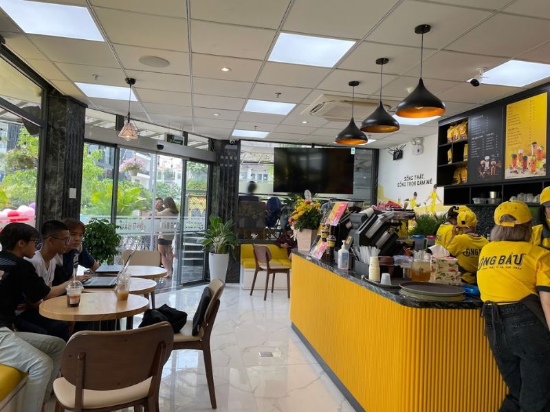 Top 6 extremely vibrant football cafes in District 7 4