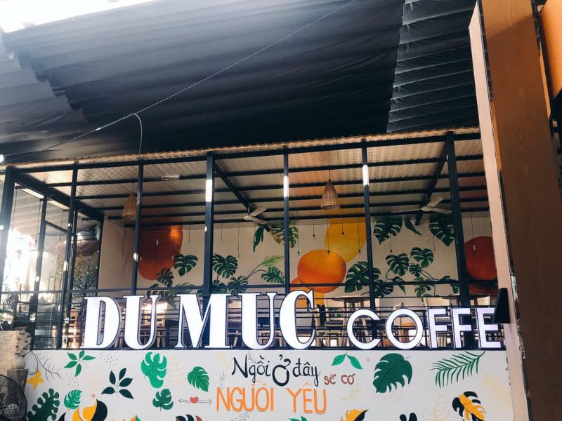 Top 6 extremely vibrant football cafes in District 7 2