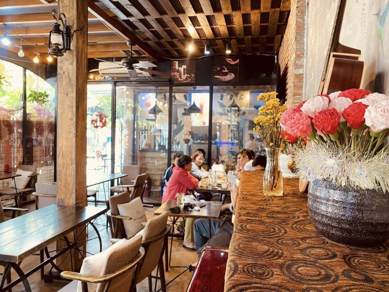 Top 6 extremely vibrant football cafes in District 7 5