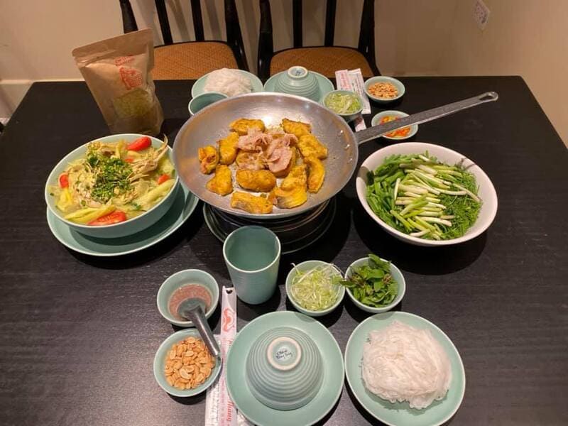 Go to Duong Thanh street to enjoy Thang Long fish cake with Northern flavor 7