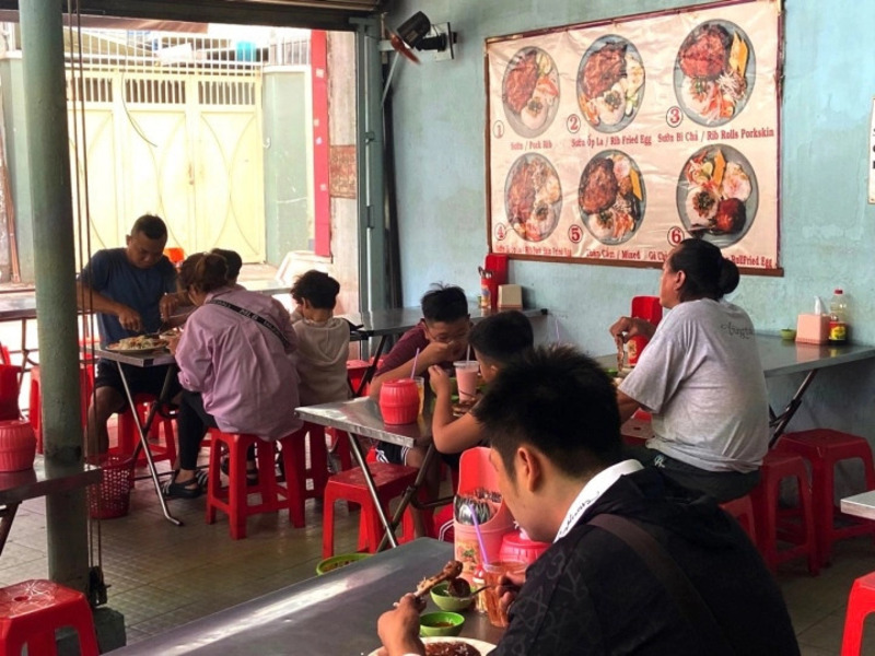 Ba Ghien broken rice is famous for the biggest piece of ribs in Saigon 8