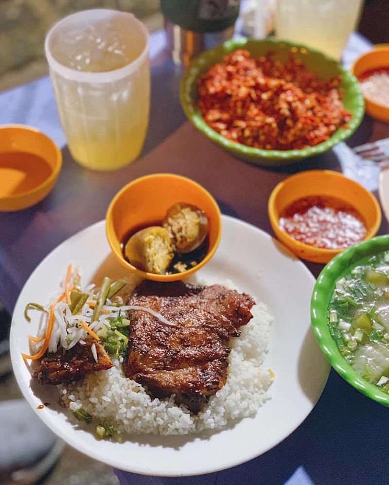 Check out 8 night broken rice restaurants for Saigon night owls 3