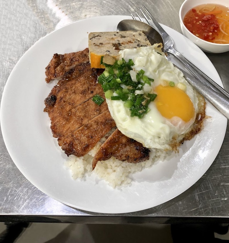 Check out 8 night broken rice restaurants for Saigon night owls 4