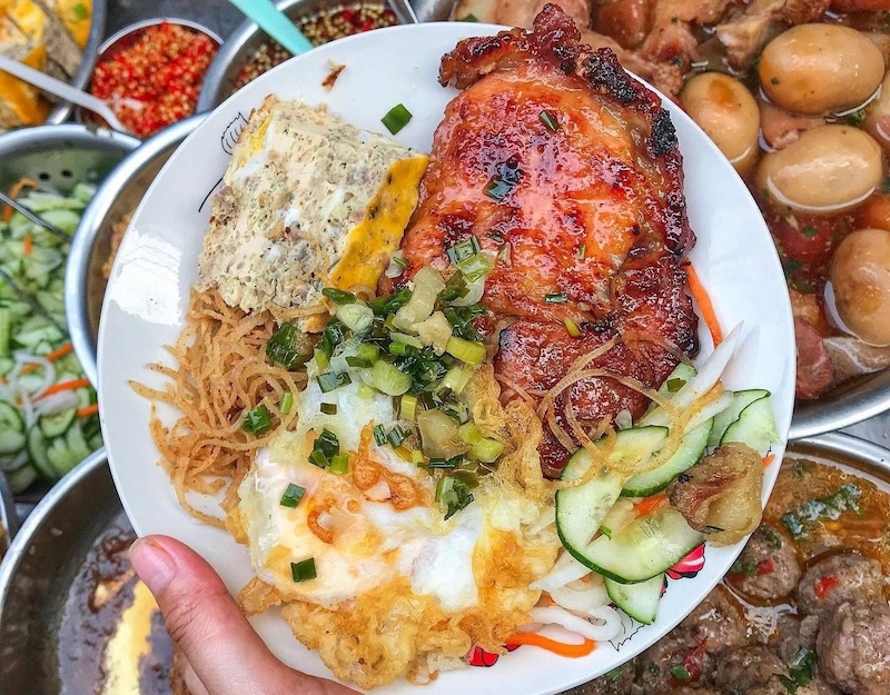 Check out 8 night broken rice restaurants for Saigon night owls 5