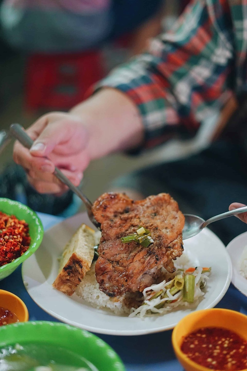 Check out 8 night broken rice restaurants for Saigon night owls 8