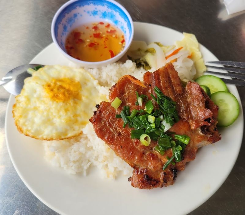 Check out 12 delicious broken rice restaurants in District 2 10