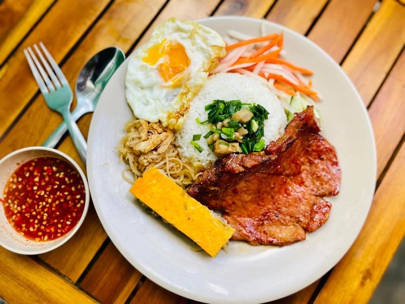 Enjoy delicious food at 8 authentic Tan Binh broken rice restaurants 3