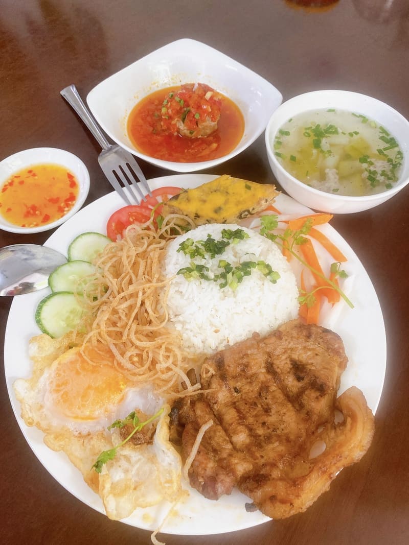 Enjoy delicious food at 8 authentic Tan Binh broken rice restaurants 4