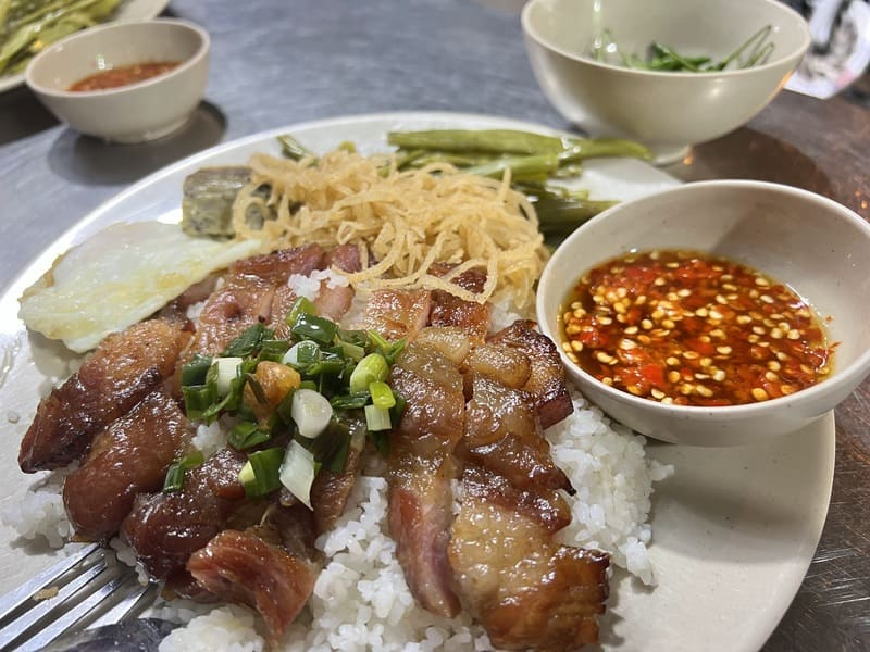 Enjoy delicious food at 8 authentic Tan Binh broken rice restaurants 9