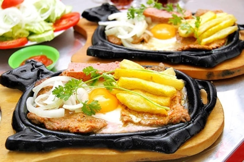 Visit the top 4 most famous and crowded beefsteak restaurants in District 4 3
