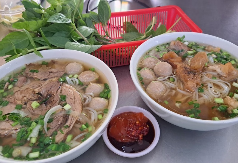 Top 12 famous and delicious beef noodle shops in District 3 7