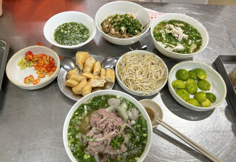 Top 12 famous and delicious beef noodle shops in District 3 4