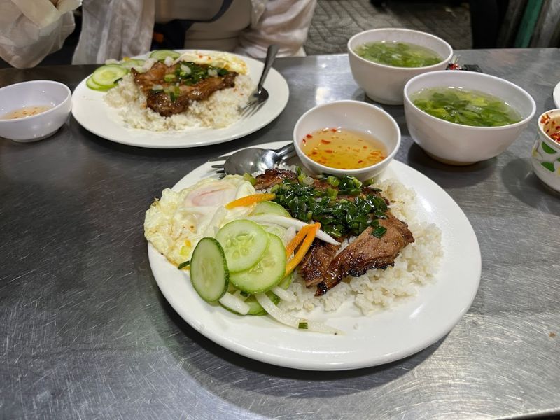 Top 8 broken rice restaurants in District 3 with strong Saigon culinary culture 7