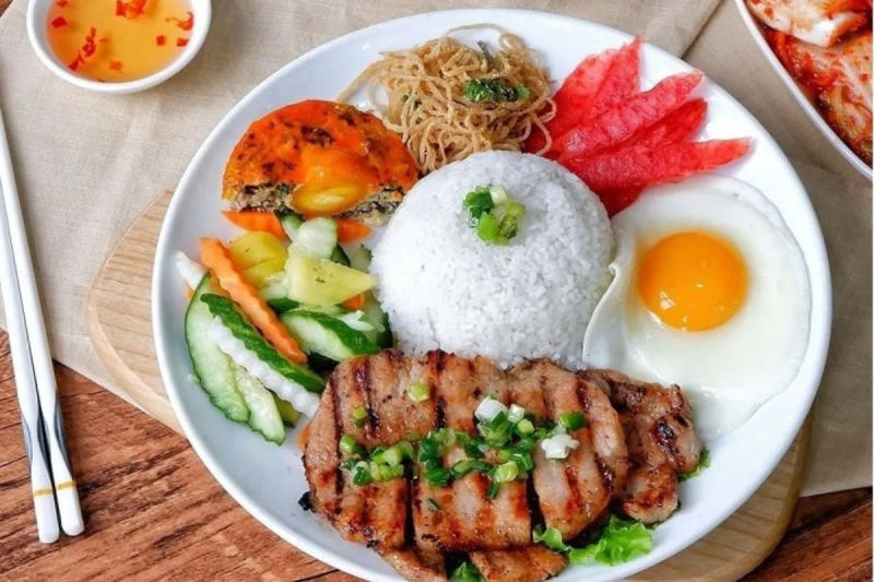 Top 8 famous and delicious broken rice restaurants in District 5 5