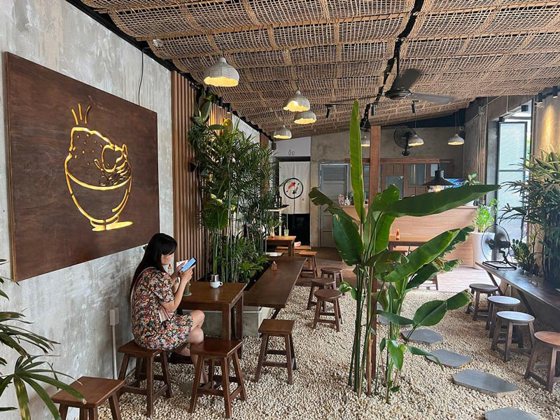 Visit Xoi Bat, a popular sticky rice restaurant that caught the eye of Michelin 4