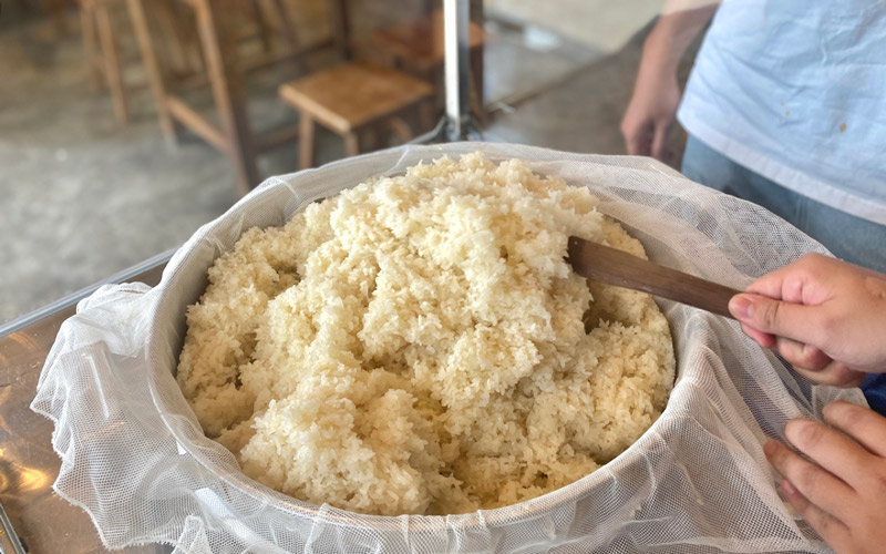 Visit Xoi Bat, a popular sticky rice restaurant that caught the eye of Michelin 10