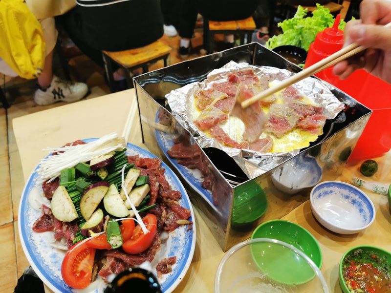 Enjoy delicious grilled beef Xuan Xuan at Ma May 4 street