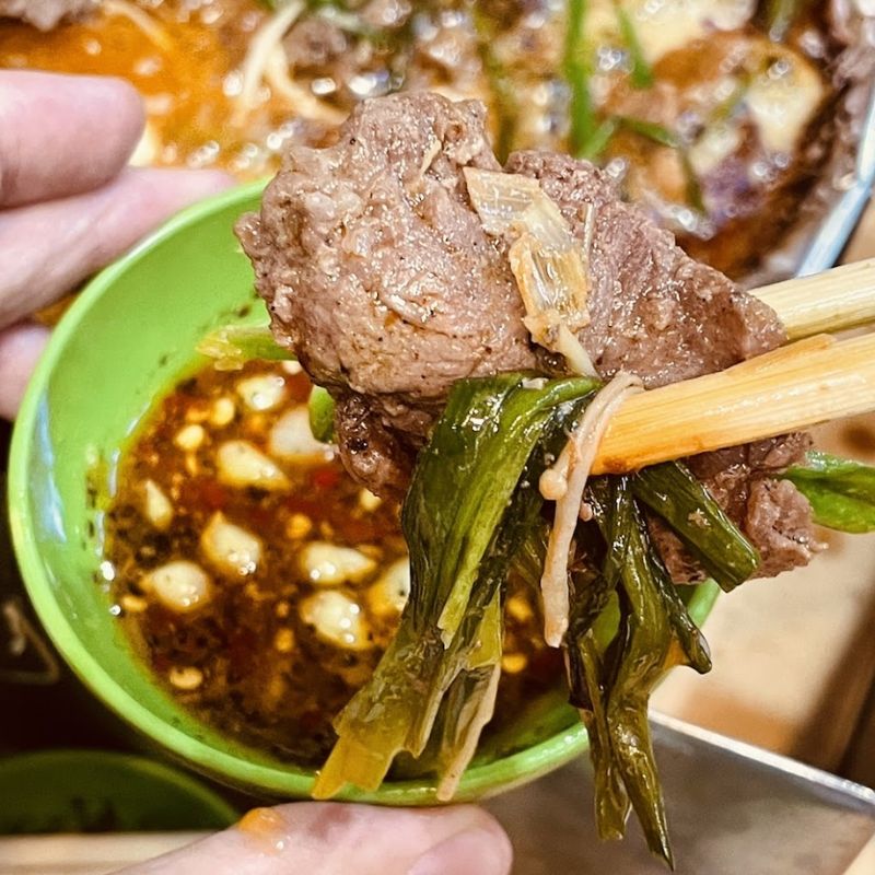 Enjoy delicious grilled beef Xuan Xuan at Ma May 5 street