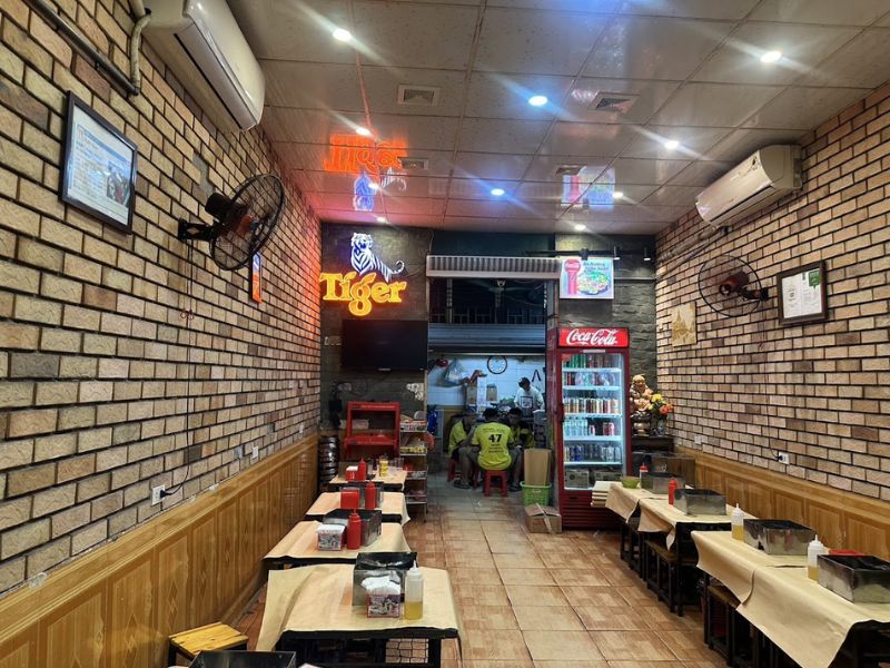 Enjoy delicious grilled beef Xuan Xuan at Ma May 7 street