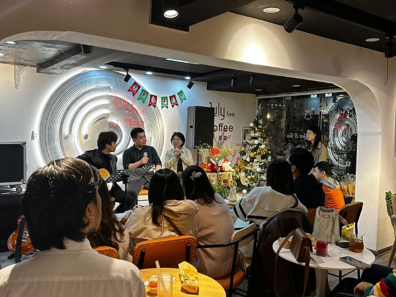 Check-in now at 15 cafes with beautiful Christmas decorations in Hanoi 11