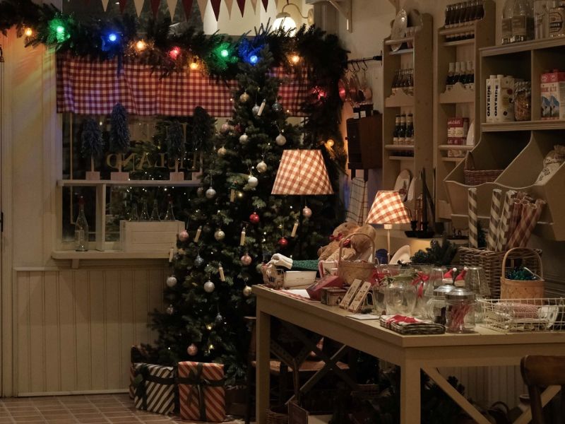 Check-in now at 15 cafes with beautiful Christmas decorations in Hanoi 14