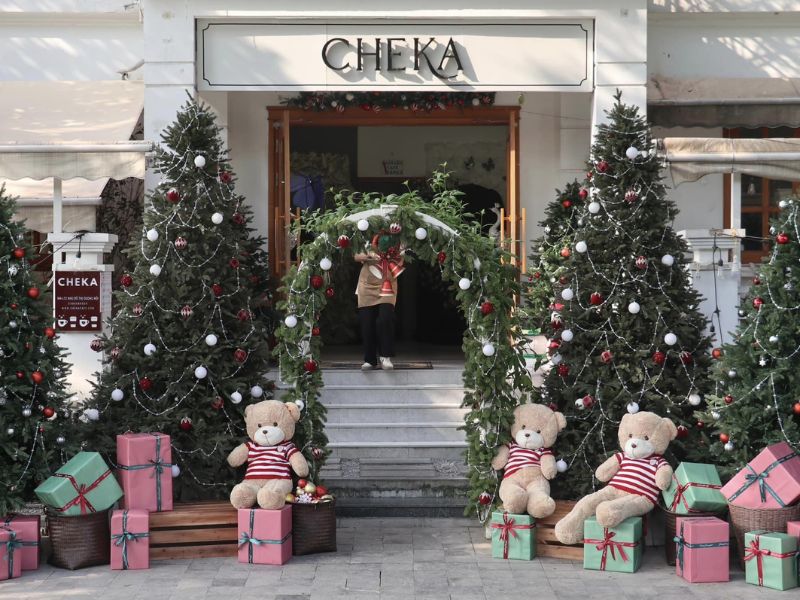 Check-in now at 15 cafes with beautiful Christmas decorations in Hanoi 10