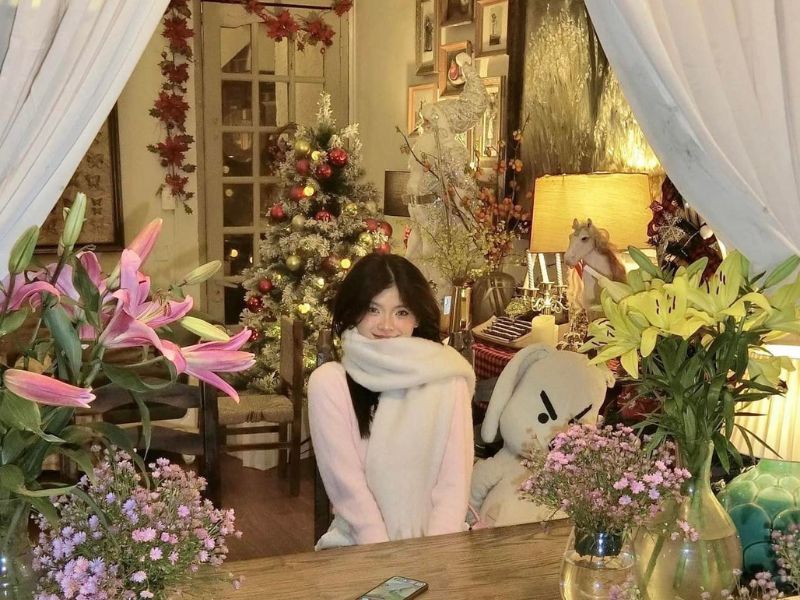 Check-in now at 15 cafes with beautiful Christmas decorations in Hanoi 13